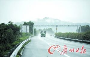 　當(dāng)天事故發(fā)生的現(xiàn)場處于一個彎道，很多司機(jī)反映說來不及減速。