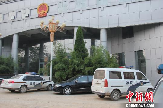 泊頭市人民法院院內(nèi)仍停有無牌制式警車，涉事人員與記者沖突地點(diǎn)僅距法院不足50米。穆玉良 攝