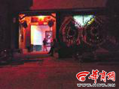 昨晚8時許，老人的大兒子的家正在辦喪事，屋外擺放著花圈 本報記者張超攝