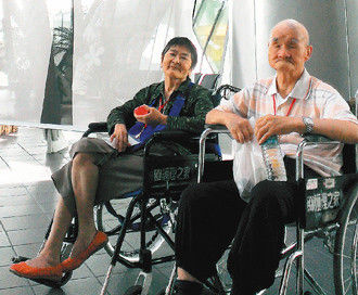 臺灣老夫妻“王爺爺”及“王奶奶”，雙雙失智，但兩人“即使遺忘了全世界，也不會忘了彼此”，片刻也不想分離，深厚情感令人感動。臺灣《聯(lián)合報》圖