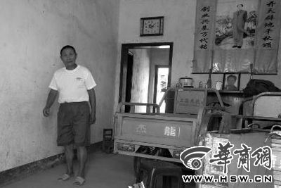 8月16日，在家中接受監(jiān)外執(zhí)行4年刑期的汪衛(wèi)國(guó)（化名）剛剛送走家訪(fǎng)的法官。