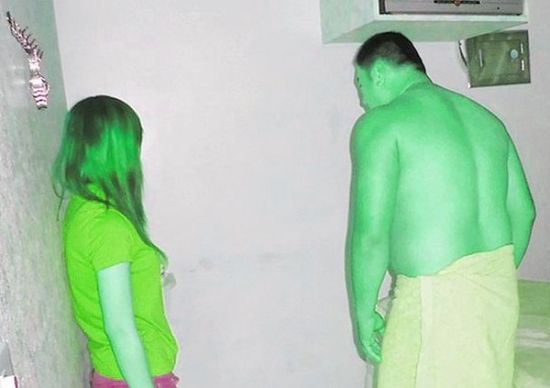 高雄黃姓男子(右)懷疑女友在“喇叭店”兼差，前往調(diào)查順便消費(fèi)時被警方逮個正著。(圖／東森新聞)
