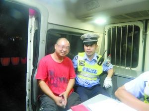 冉強開心地接受了民警的處罰和教育。高新區(qū)交巡警支隊供圖