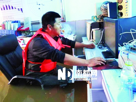 8月31日，黑龍江撫遠(yuǎn)氣象局人員在工作中，洪水已將椅座淹沒。圖片來源：中國氣象網(wǎng)