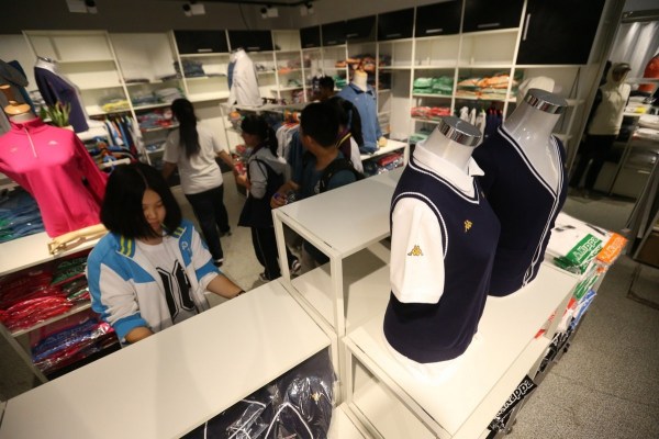 　9月12日，北京，十一學(xué)校在推出三大類(lèi)、超過(guò)40款“最潮”校服，吸引學(xué)生搶購(gòu)。