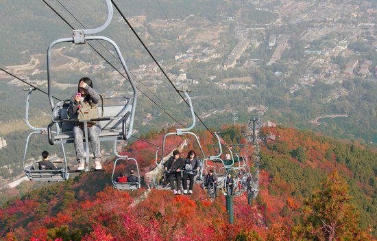 　香山公園“吊籃式”纜車(chē)除防護(hù)杠外，無(wú)其他防護(hù)措施。（資料圖）