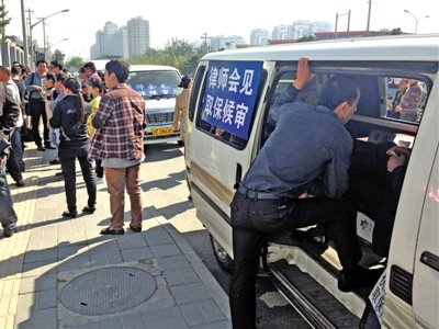 昨日，朝陽(yáng)區(qū)看守所門(mén)前有人排隊(duì)。大門(mén)外還停有多輛寫(xiě)有“律師會(huì)見(jiàn)”字樣的車。