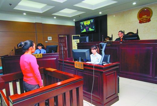    9月29日，萬州區(qū)人民法院，被告王桂娟（化名）在庭審現(xiàn)場。 重慶晨報記者 胡杰 實習(xí)生 黃敬坤 攝