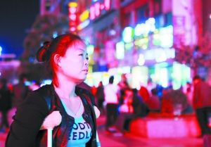 走在燈火闌珊的蘭州街頭，史女士迷茫無助。