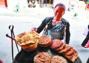 手頭拮據(jù)，每天只能吃一頓飯。