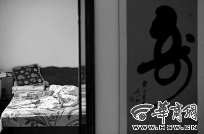 昨日，徐萬發(fā)躺在自家床上，鼻子插著氧氣管 記者張杰攝