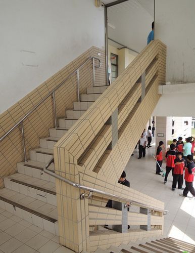 高職樓梯口傳出情殺，嚇壞一群學(xué)生。圖片來源：臺灣媒體