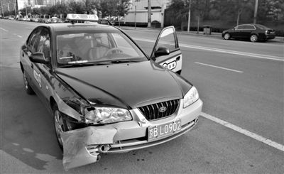 昨日，朝陽區(qū)林萃路，因連撞“克隆”車，的哥劉師傅的車輛受損送修。新京報記者 黃月 攝