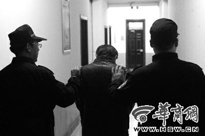 　昨日，西安市長(zhǎng)延堡派出所，砍傷醫(yī)生的插隊(duì)患者已被警方控制 本報(bào)記者 張喆 攝