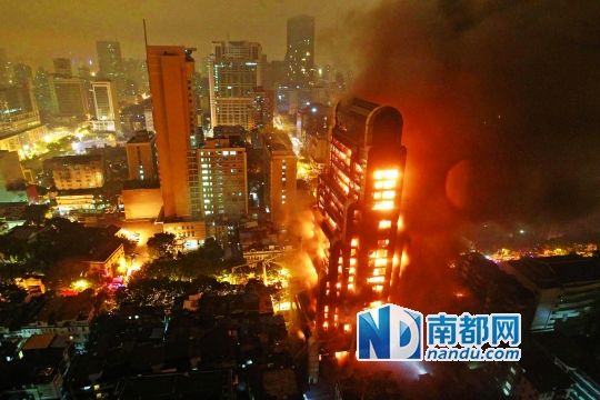 昨晚近7時，廣州越秀區(qū)起義路217號建業(yè)大廈發(fā)生火災(zāi)。火勢猛烈，將整棟大樓都燒了個通透。