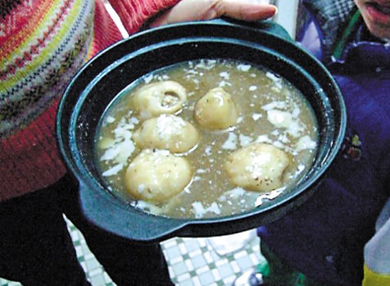 由于放置時(shí)間過久，鍋里的湯圓已經(jīng)非常大，湯圓皮上浮現(xiàn)很多白色物質(zhì)。