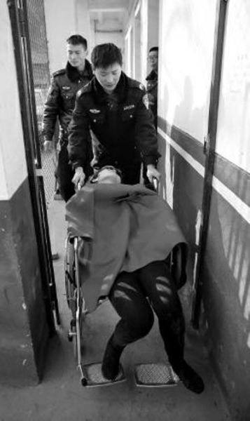 昨日，派出所民警帶女駕駛員賈某去醫(yī)院做檢查 記者 陳團(tuán)結(jié) 攝