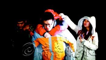 　途中女隊(duì)友小妮突發(fā)高燒，男隊(duì)員輪流背了她三個(gè)小時(shí)，直到網(wǎng)友開(kāi)車來(lái)接