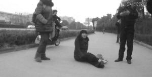 鄭大姐坐在地上，警方趕到進(jìn)行施救。（視頻截圖由警方提供）