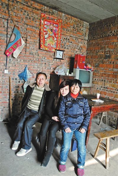 超生女謝先梅(中)、養(yǎng)父謝運才（左）、謝運才的嫂子唐富秀