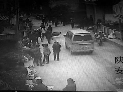 監(jiān)控錄像顯示，劉某側(cè)身行走時(shí)不慎跌倒，王某途經(jīng)此處時(shí)將其扶起（圖中畫圈處） 通訊員 何春地 攝