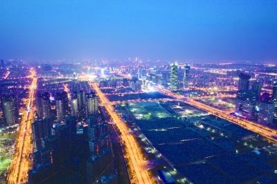 阮忠在青奧中心塔吊上拍攝的南京夜景。本版圖片由阮忠提供