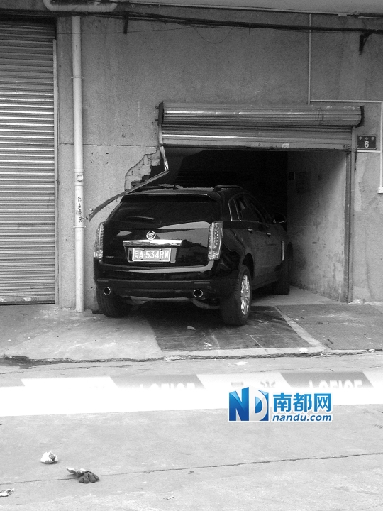 　昨日，凱迪拉克撞人后停在一倉庫門口，車后有一攤血跡。 南都記者陳杰生攝