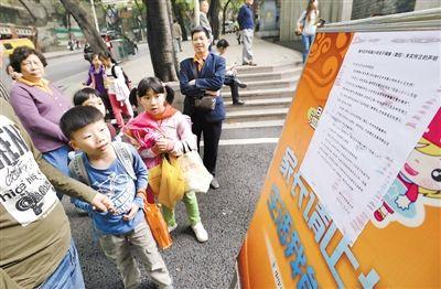 昨日，中華路小學貼出告示，提醒家長不要相信傳言。