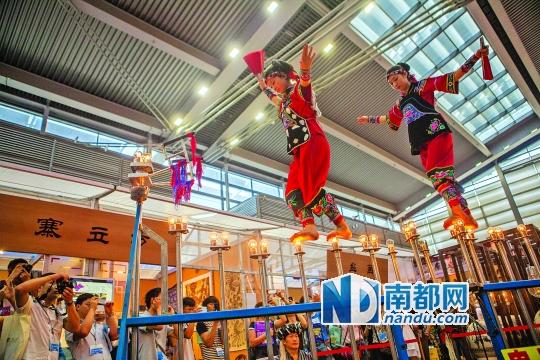 2號展館，苗族姑娘表演踩燈泡絕技《電光玫瑰》，赤腳踩上40瓦的燈泡并做出高難度動作。 南都記者 霍健斌 攝