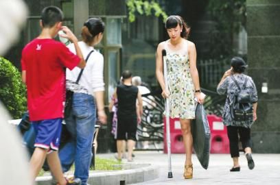 7月11日，阿依穿著高跟鞋在小區(qū)拿快遞。