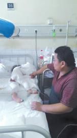 伏登順與女兒在一起。