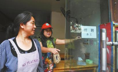 8月14日，市民志愿者體驗城管執(zhí)法招呼商家不要亂張貼。