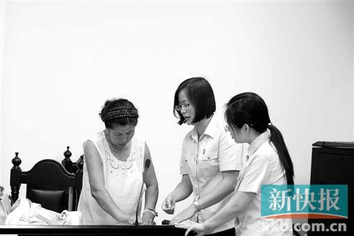 白春榮簽領(lǐng)國(guó)家賠償款。通訊員供圖