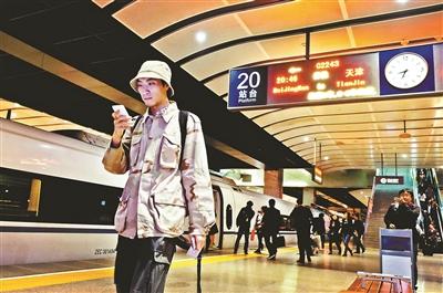 家住天津，在北京工作，呂先生每天乘坐京津城際列車上下班