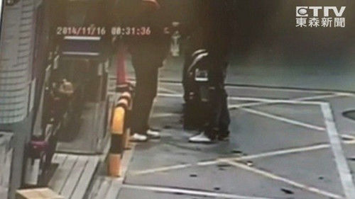監(jiān)視器拍下男子騎車(chē)到加油站買(mǎi)由。圖自東森新聞