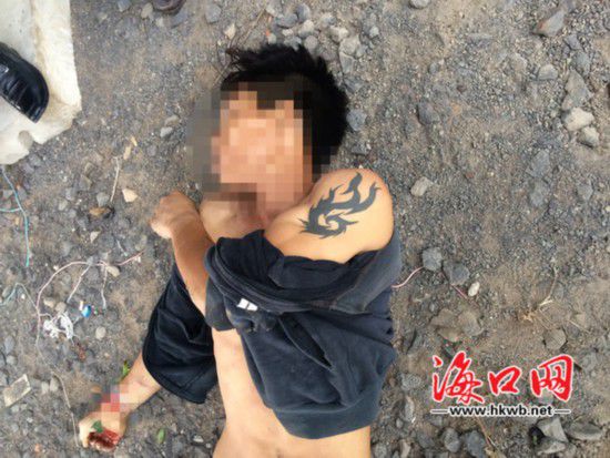 死亡的男子，左手手臂上有紋身
