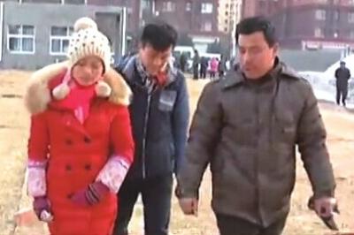 “失蹤”后又回家的越南新娘小吳(左)和家人到警方報案。視頻截圖