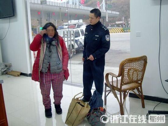 1月30日，衢州高速交警發(fā)現(xiàn)了徒步走在高速楓嶺關(guān)卡口的汪女士