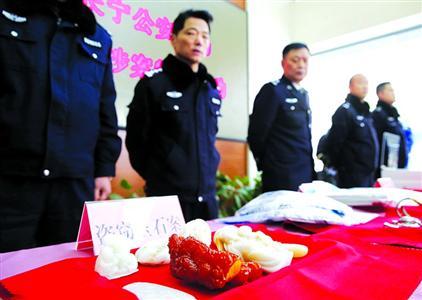 昨天，上海市公安局長(zhǎng)寧分局向管轄區(qū)內(nèi)市民發(fā)放被盜物品。