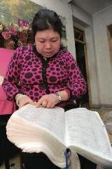 背單詞，是很多學生學習英語時最頭疼的事兒，而西安51歲大學英語老師李艷芝在兩年內背完《英漢大詞典》22萬個英語詞匯，學生稱贊其為一本活的《英漢大詞典》；兒子自小患有自閉癥，生活不能自理，20年前又與丈夫離婚，面對生活的不幸，她秉承“你必須一直向前”的信念。