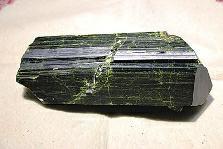 近日，商南縣奇石愛好者潘某在青山鎮(zhèn)鐵礦開采區(qū)發(fā)現(xiàn)一塊疑似綠簾石，有待相關專家和權威機構認定。