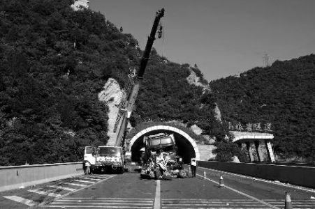 陜西十多輛車(chē)追尾致一死多傷  司機(jī)曾揮手示警