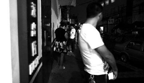 通過聊天軟件陌陌，男子小黃認(rèn)識了女孩小李，兩三天后，兩人就住到了一起。但好景不長，兩人在一起僅過了十幾天，戀愛關(guān)系即破裂，小黃稱曾給小李花了一萬余元。日前，小黃以詐騙為由將小李帶到派出所。