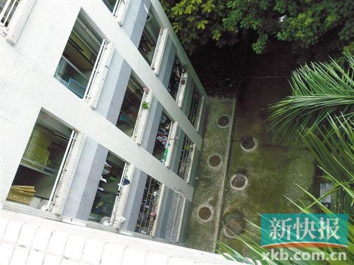 據(jù)目擊者稱,當(dāng)時墜樓者躺在右排中、下兩個井蓋中間附近。
