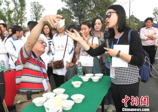 圖為外國友人品嘗揚(yáng)州炒飯。　崔佳明　攝