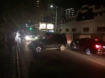 10月22日被推到路面的車攔住了公交車。（圖據(jù)網(wǎng)絡(luò)）