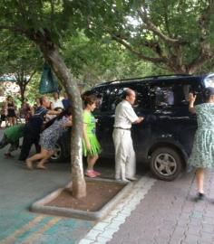 今年夏天壩壩舞成員將一輛小車推向公路。（圖據(jù)網(wǎng)絡(luò)）
