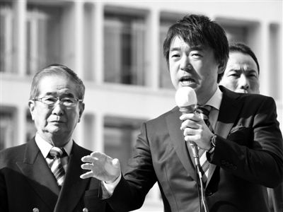 29日，日本著名極右翼分子石原慎太郎（左）和新生代右翼政客橋下徹在東京街頭演講拉票。