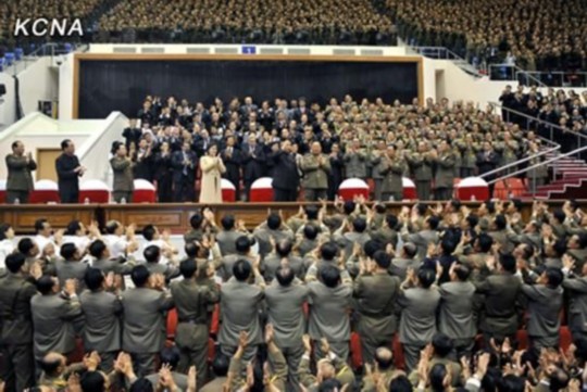 朝中社報道，朝鮮最高領(lǐng)導(dǎo)人金正恩10月29日攜夫人李雪主出席并觀看了紀(jì)念金日成軍事綜合大學(xué)建校60周年牡丹峰樂團(tuán)演出。圖片來源：朝中社
