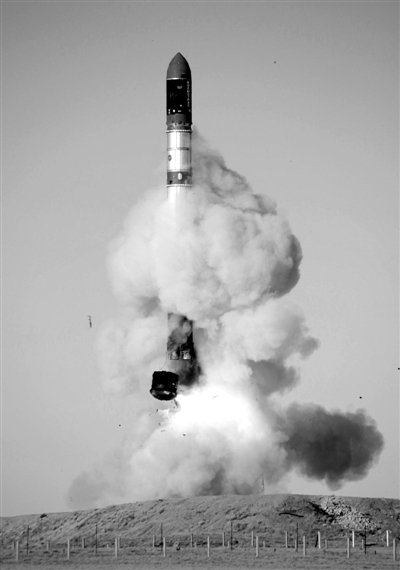 　2007年6月15日，俄羅斯在哈薩克斯坦的軍事場地試射一枚“RS-20”導彈。尚未有媒體公布新型固